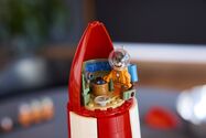 LEGO_21367_Lifestyle_Build_06.jpg