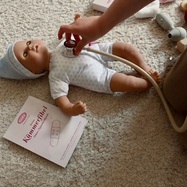 2516072-cosy-aquini-baby-be-a-doctor-babypuppe-goetz-emo-1.jpg