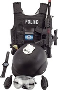 Set aus Polizeipistole und Helm mit Zubehör