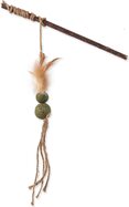 Hračka Magic Cat Natural Fun palička s prírodnými pierkami a povrázkami mix 25cm