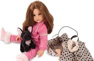 2259098-hannah-staycation-stehpuppe-goetz-emo-sitzend.jpg