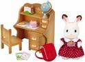 Sylvanian Families Nábytok chocolate králíkov - sestra pri písacom stole so stoličkou