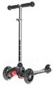 Schwarzer Roller mit drei Rädern und verstellbarem Lenker mit beleuchteten LED-Rädern
