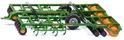 SIKU Farmer - Bodenkehrmaschine hinter dem Traktor