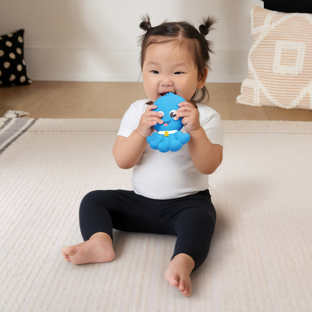 BABY EINSTEIN Grickalica od prirodne gume Soothing Opus™, 0m+