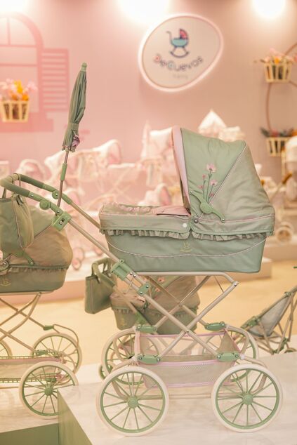 DeCuevas 82068 Passeggino pieghevole per bambole REBORN con ombrellone e accessori Botanic 2026