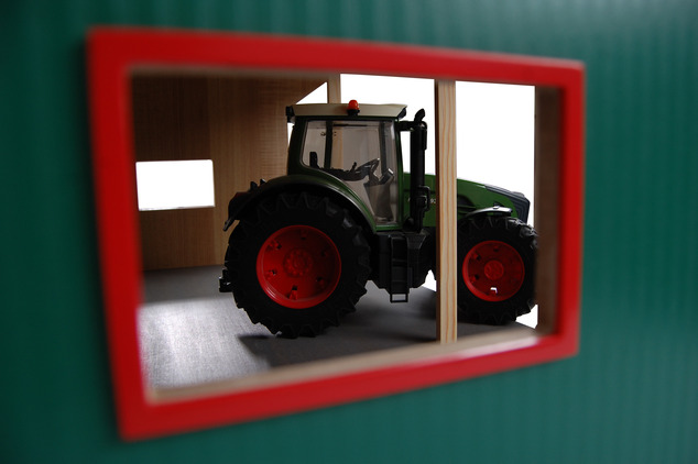 Kids Globe Farming Holzgarage 55,5x75,5x43cm 1:16 für 3 Traktoren in Schachtel