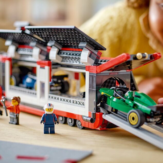 LEGO® City 60445 Kamión F1® s autami RB20 a AMR24 F1®