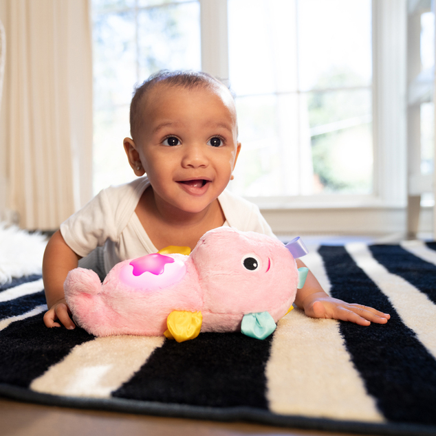 BABY EINSTEIN Hračka uklidňující se senzorem pláče - mořský koník růžový