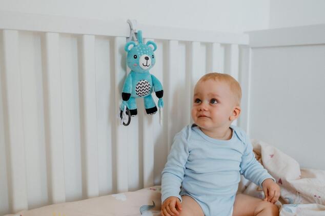 Medvedík babyted hrkálka plyš 30cm záves na postieľku/kočík