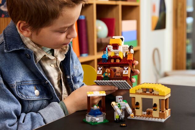 LEGO® Minecraft® 21273 Balón v podobe Ghasta a útok na dedinu