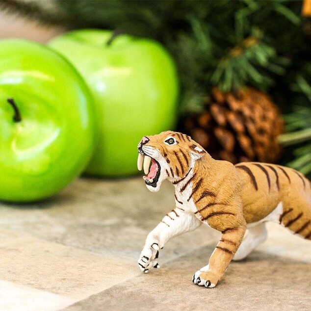 Safari® Smilodon dinosaurus