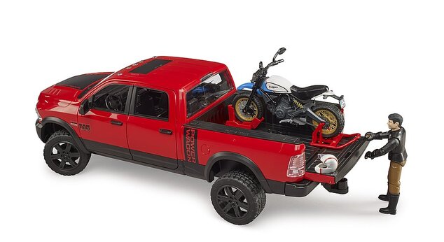 Bruder 02502 Terenne auto RAM, motorka Scrambler Ducati Desert, figurka