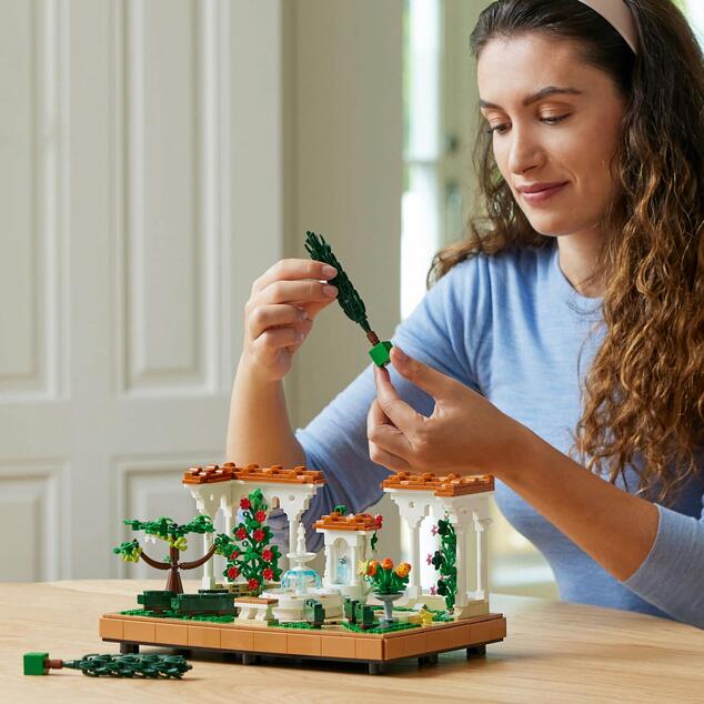 LEGO® Icons 10359 Záhrada s fontánou