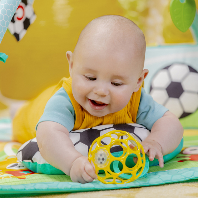 BRIGHT STARTS Deka na hranie s aktivitami Oball Grip &amp; Kick™ 0m+