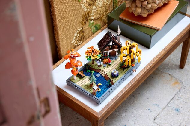 LEGO® Icons 11372 Chata a jesenná záhrada