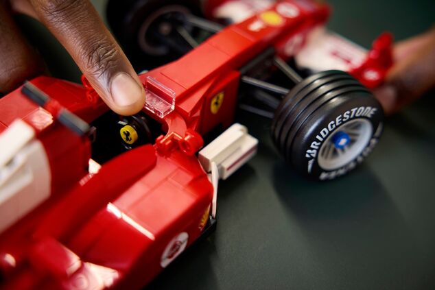 LEGO® Icons 11375 Ferrari F2004 és Michael Schumacher