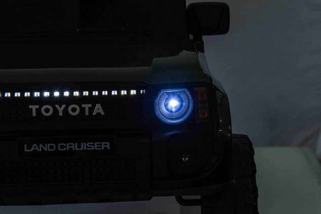 Elektrické autíčko Toyota Landcruiser 12V, vojenské zelené, široké jednomiestne sedadlo, 2