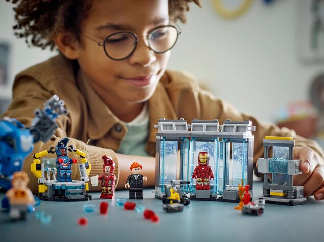 LEGO® Marvel 76315 Iron Man și laboratorul său: Sala armurilor