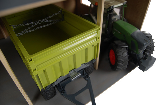 Kids Globe Farming Holzgarage 55,5x75,5x43cm 1:16 für 3 Traktoren in Schachtel
