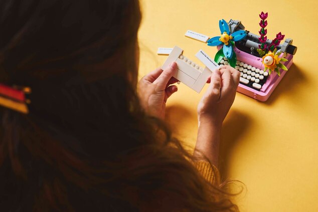 LEGO® Creator 3 v 1 31169 Psací stroj s květinami