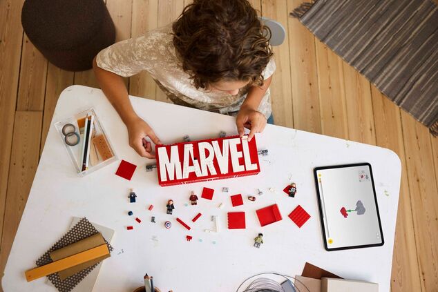 LEGO® Marvel 76313 Logo MARVEL a minifigúrky