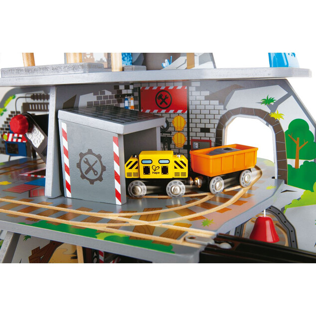 Hape Train verfolgt große Bergmine