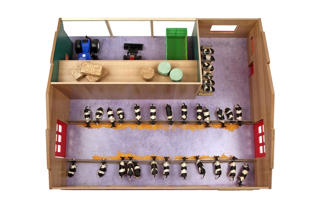 Kids Globe Farming Kuhstall mit Lager und Weide aus Holz 1:32 in Schachtel