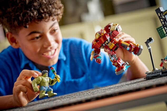 LEGO® Marvel 76343 Epischer Kampf: Hulkbuster vs. Hulk