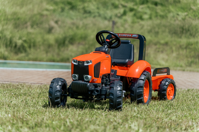 Falk Lábbal hajtós traktor 2060AB Kubota M6 utánfutóval