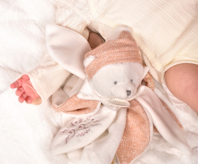 Doudou Geschenkset Plüsch-Schmusetuch Bärchen mit Mütze 25 cm rosa