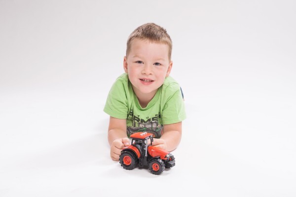 Traktor Zetor plast 9x14cm na zotrvačník na bat. so svetlom so zvukom