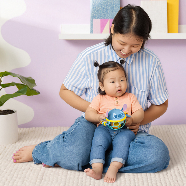 BRIGHT STARTS Zvečka senzorička Stitch Jingle &amp; Shake™, 0m+