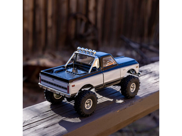 Axial SCX24 Chevrolet C10 1971 1:24 4WD RTR oranžni