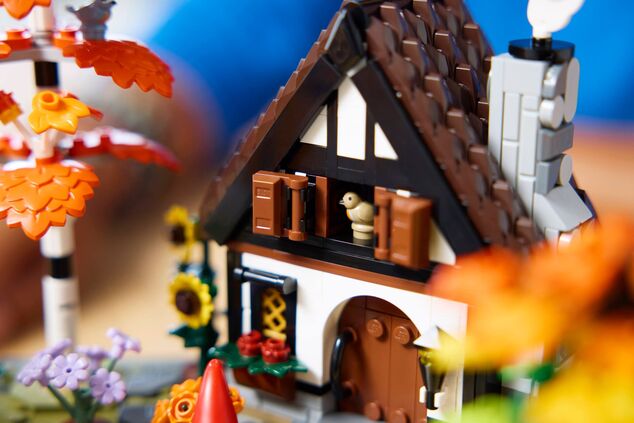 LEGO® Icons 11372 Chata a jesenná záhrada