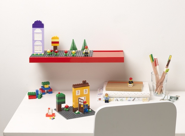 LEGO Polička na vystavenie stavebníc - červená