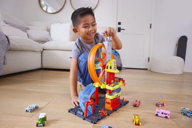 Super stație de pompieri Mattel Hot Wheels City cu buclă