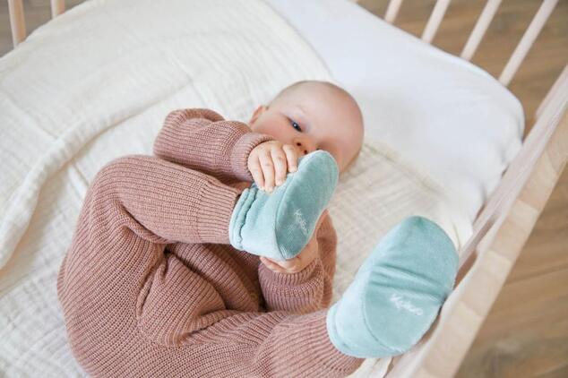 Kaloo Petit Chansons Darčeková sada pre bábätko Náramok a capačky s rolničkou Myška