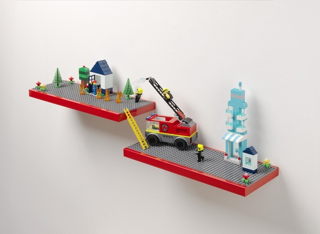LEGO Polička na vystavenie stavebníc - červená