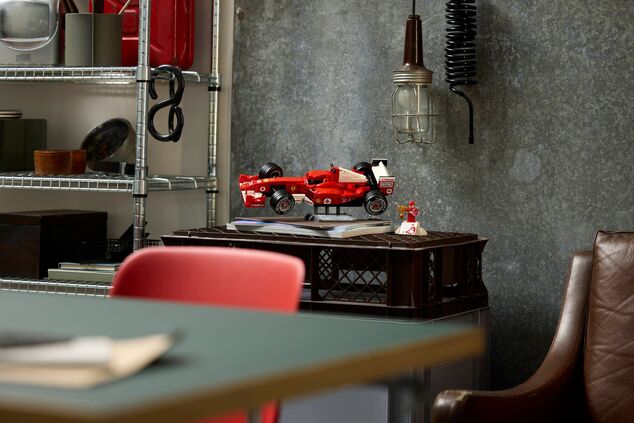 LEGO® Icons 11375 Ferrari F2004 és Michael Schumacher