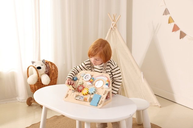 2Kids Toys Activity board Levíčkov dom