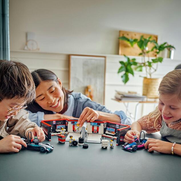 LEGO® City 60444 Garáž F1® a autá Mercedes-AMG a Alpine