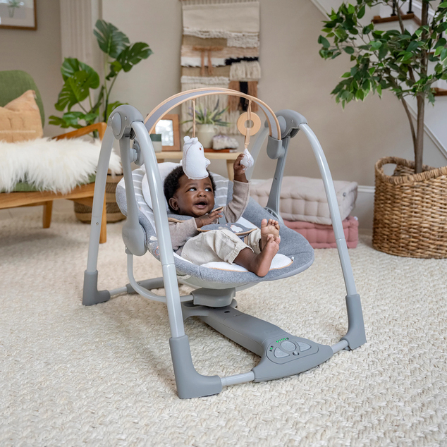 INGENUITY Altalena convertibile da viaggio con melodia Bella Teddy™ 0m+ fino a 9kg