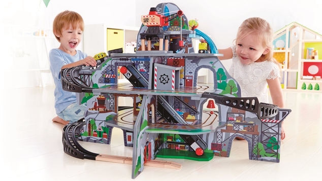 Hape Train verfolgt große Bergmine