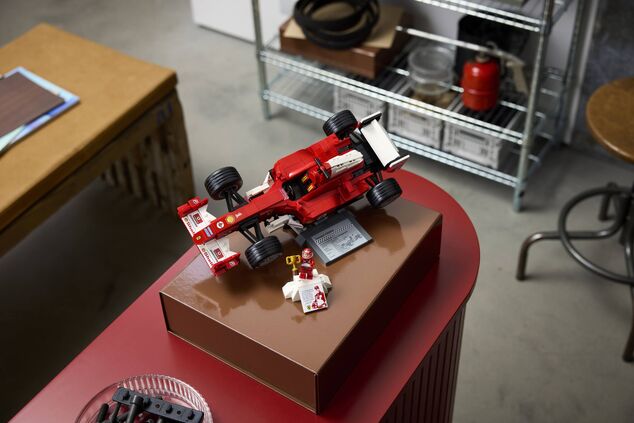LEGO® Icons 11375 Ferrari F2004 és Michael Schumacher