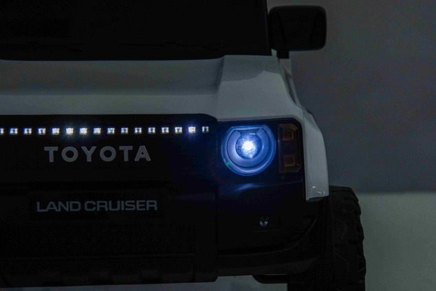 Elektrické autíčko Toyota Landcruiser 12V, biele, široké jednomiestne sedadlo, 2,4 GHz dia