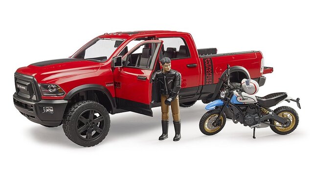 Bruder 02502 Terenne auto RAM, motorka Scrambler Ducati Desert, figurka