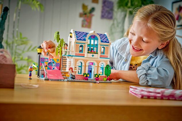 LEGO® Friends 42687 Liann und ihr Familienhaus