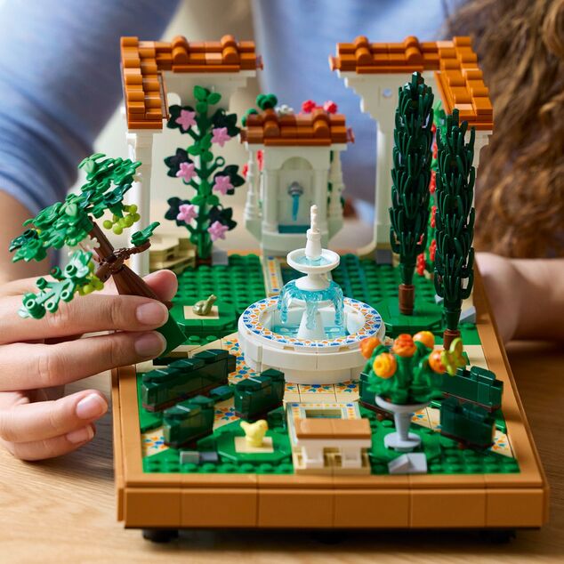 LEGO® Icons 10359 Záhrada s fontánou