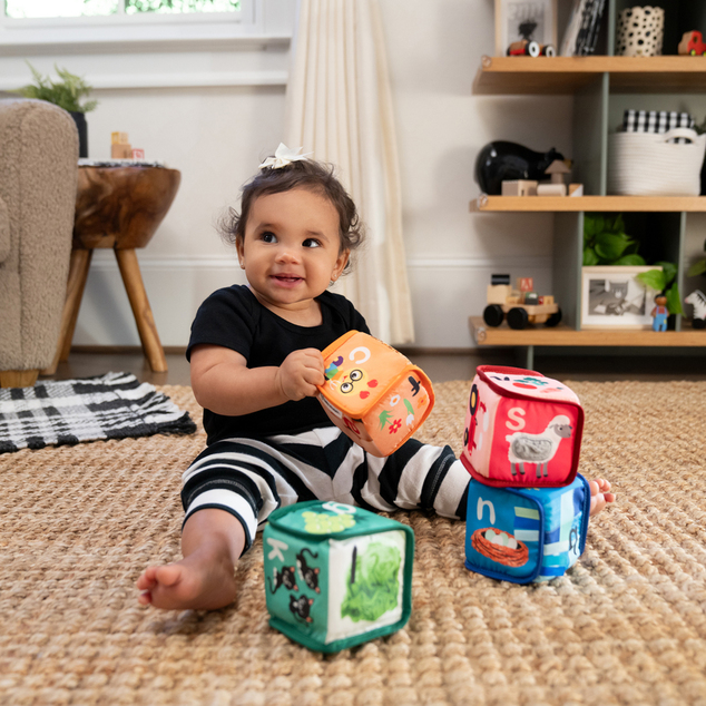 BABY EINSTEIN Textil játék kockák ábécé Alpha Stacks™ 4db, 3hó+